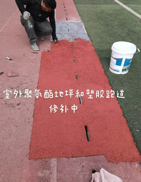 福泉球场地面翻新维修，核心是先诊断破损